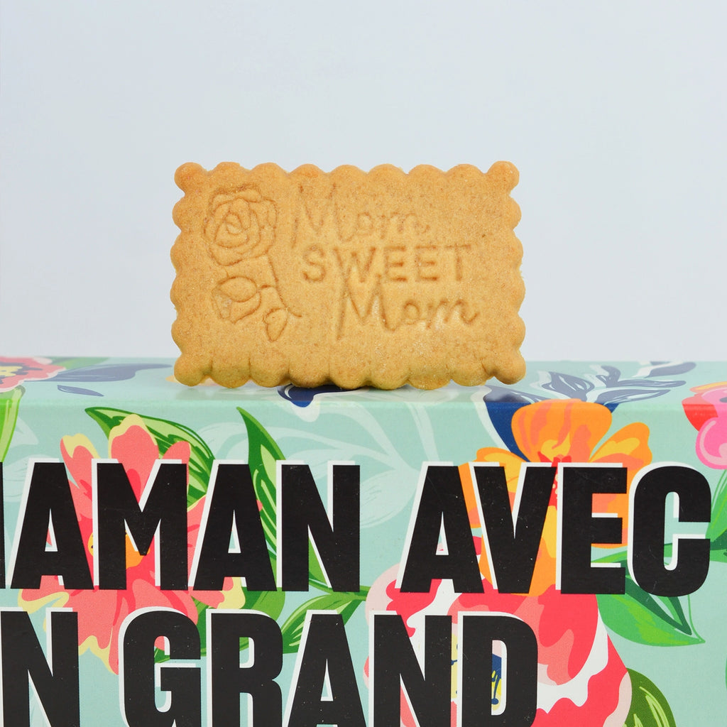 Un cadeau personnalisé à petit prix qui dit tout : 24 biscuits marqués d’amour et d’humour, pour rendre votre maman heureuse. 