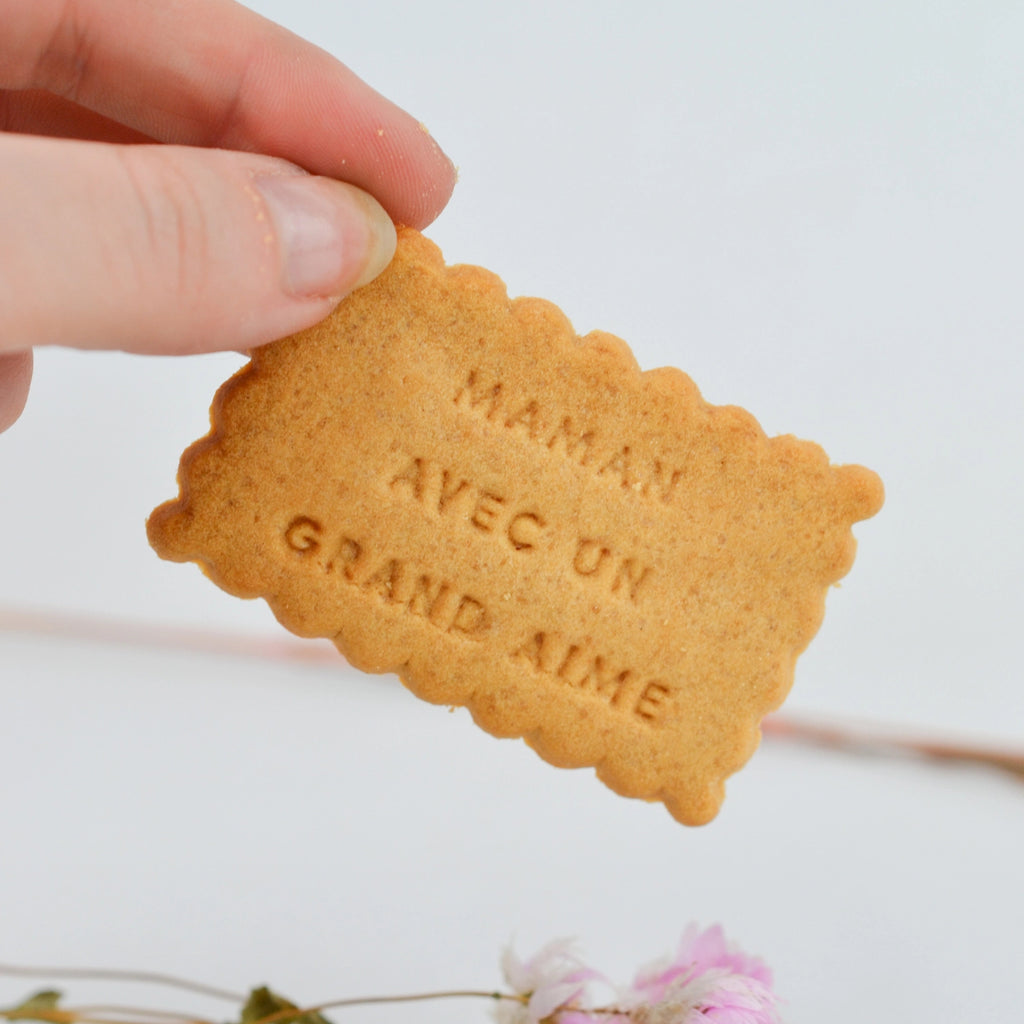 Pour une maman spéciale, offrez des biscuits personnalisés. Une idée cadeau idéale, originale et parfaite pour un petit budget !